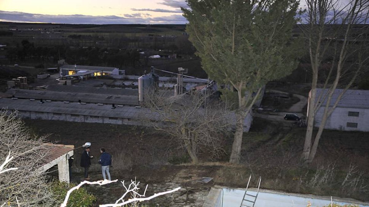 Efectivos junto a la piscina en la que fue localizado el detenido, una hora después de capturarle.-VALENTÍN GUISANDE