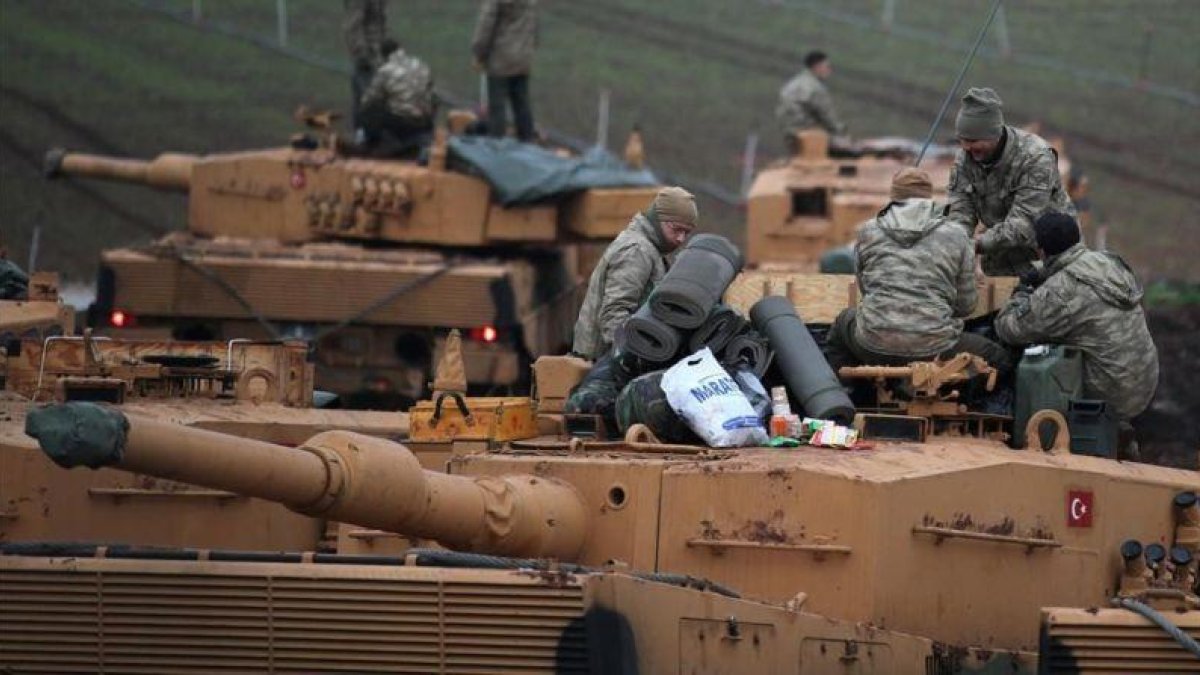 Soldados turcos encima de sus tanques durante la ofensiva sobre Afrín.-UMIT BEKTAS