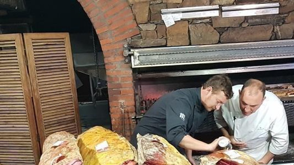 José Gordón con su equipo de cocina. El Capricho ofrece una oportunidad de sabores, texturas y aromas en torno a la carne de buey de razas autóctonas e ibéricas.-- L. P.