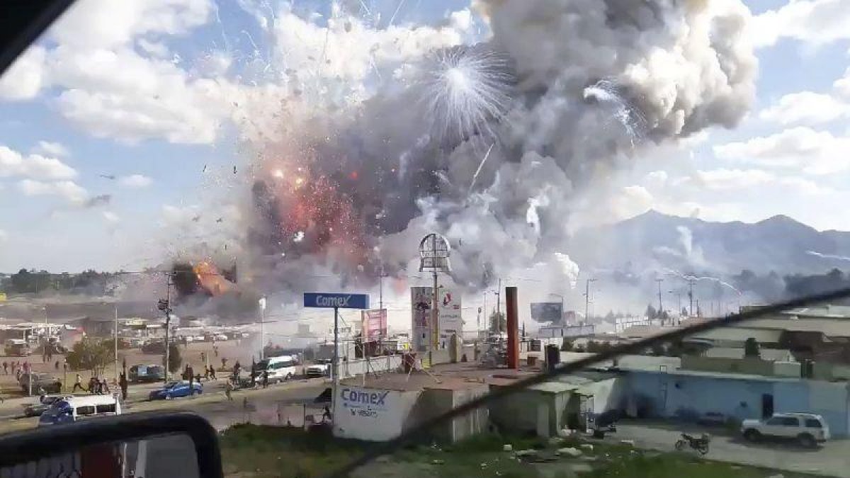 Momento de la explosión en el mercado de pirotecnia de Tultepec.-AP / JOSÉ LUIS TOLENTINO