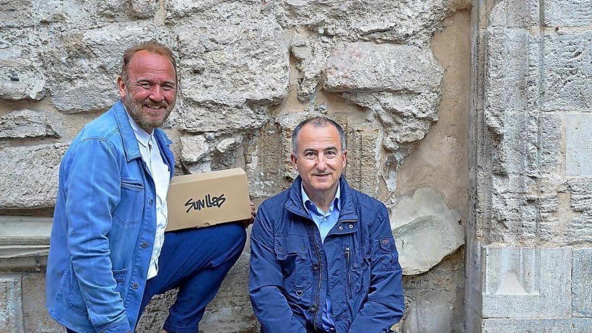 Chema de la Fuente (izda) y Fernando Landas (dcha) son los creadores de la marca que está revolucionando el mercado del calzado con su marca ‘Sunllas’-EL MUNDO