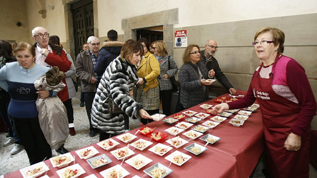 Degustación de cardo en unas jornadas celebradas anteriormente. -M.T.