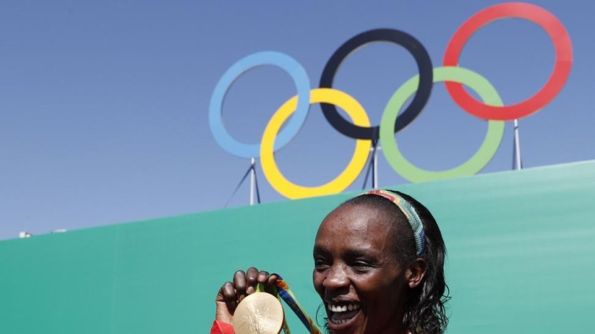 Jemima Sumgong, con la medalla de oro, en Río.-AFP