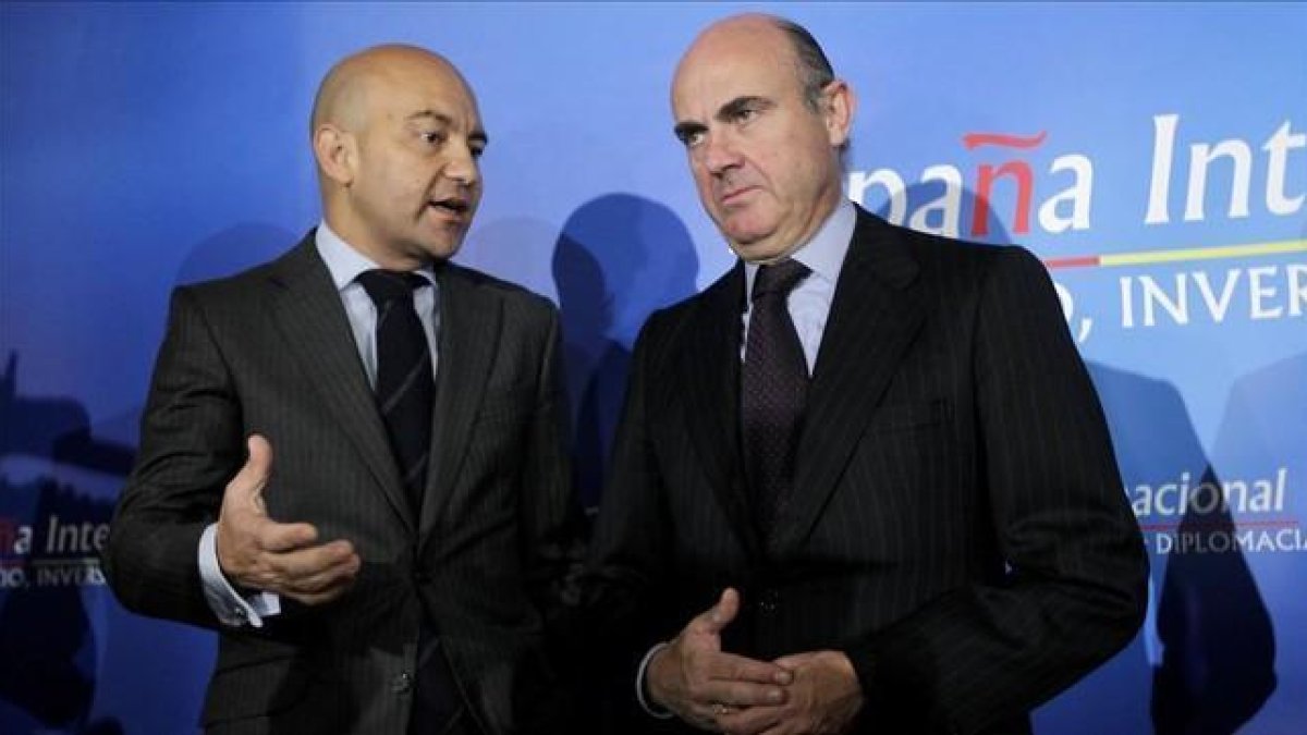 Jaime García Legaz y Luis de Guindos, en el desayuno informativo del Nueva Economía Fórum.-JOSÉ LUIS ROCA