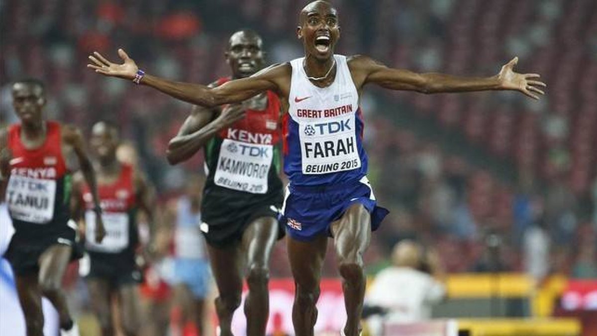 Mo Farah celebra su victoria en el 10.000.-Foto: REUTERS / LUCY NICHOLSON