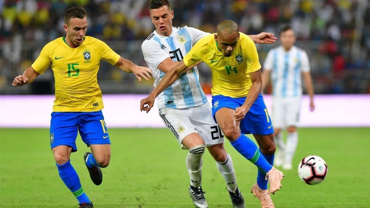 Arthur, a la izquierda, mientras Lo Celso y Fabinho pelean por un balón.-