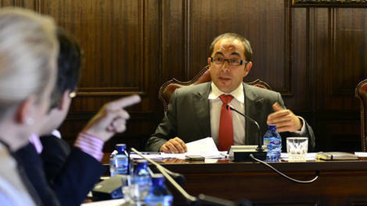 Luis Rey contesta a Tomás Cabezón druante un momento de disputa en el pleno de ayer. / ÁLVARO MARTÍNEZ-