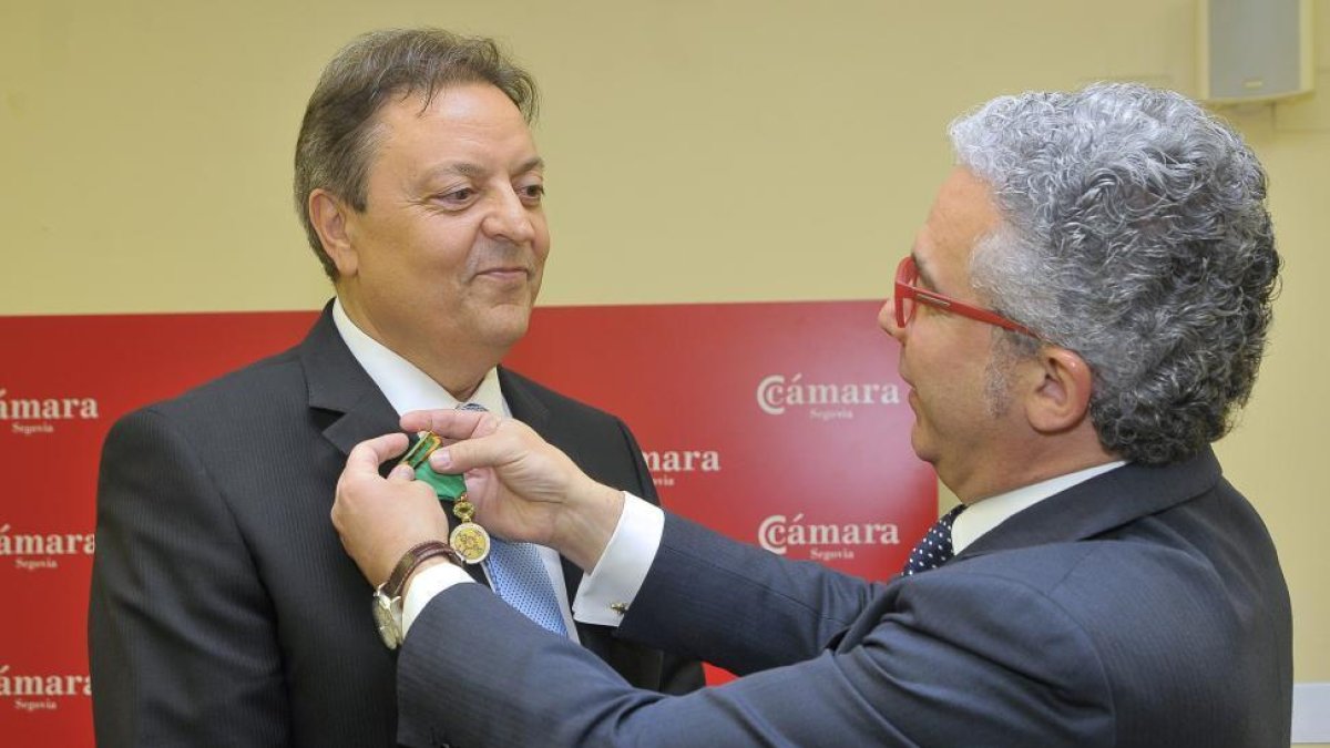 El empresario segoviano y expresidente de Cámara Segovia Carlos Tejedor, recibe la medalla de Oro de las Cámaras, de las manos del presidente de la Cámara de Comercio de Segovia, Pedro Palomo-ICAL