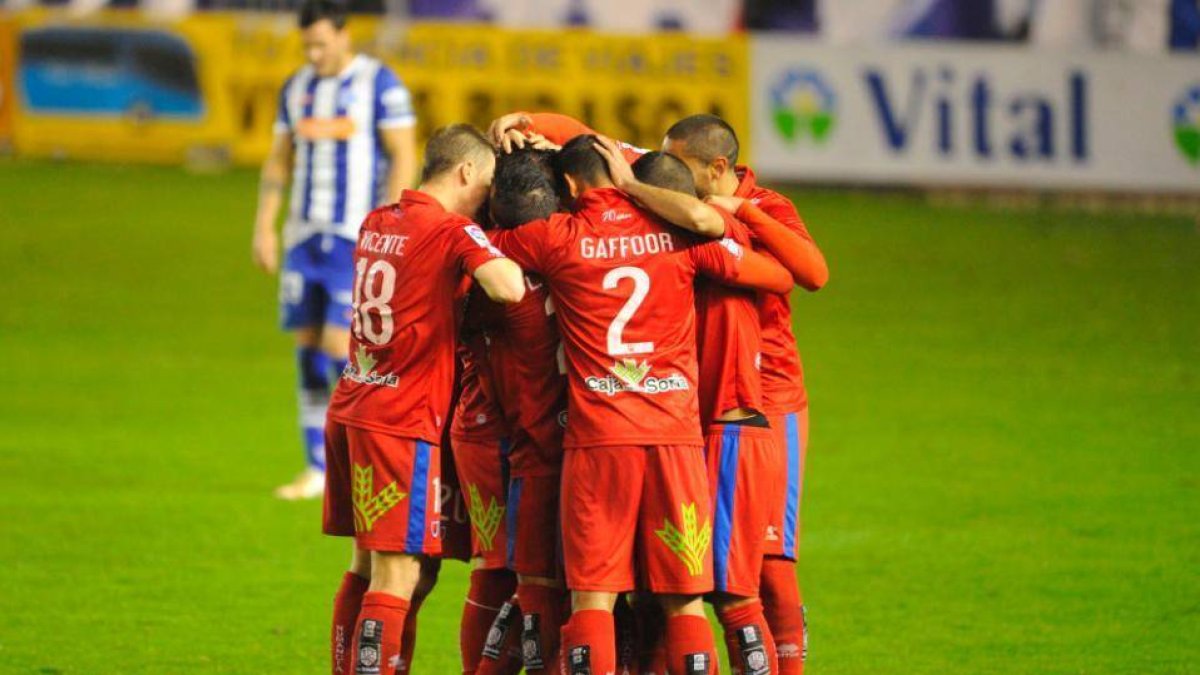 Gran victoria del CD Numancia, ayer, en Vitoria.-ÁREA 11