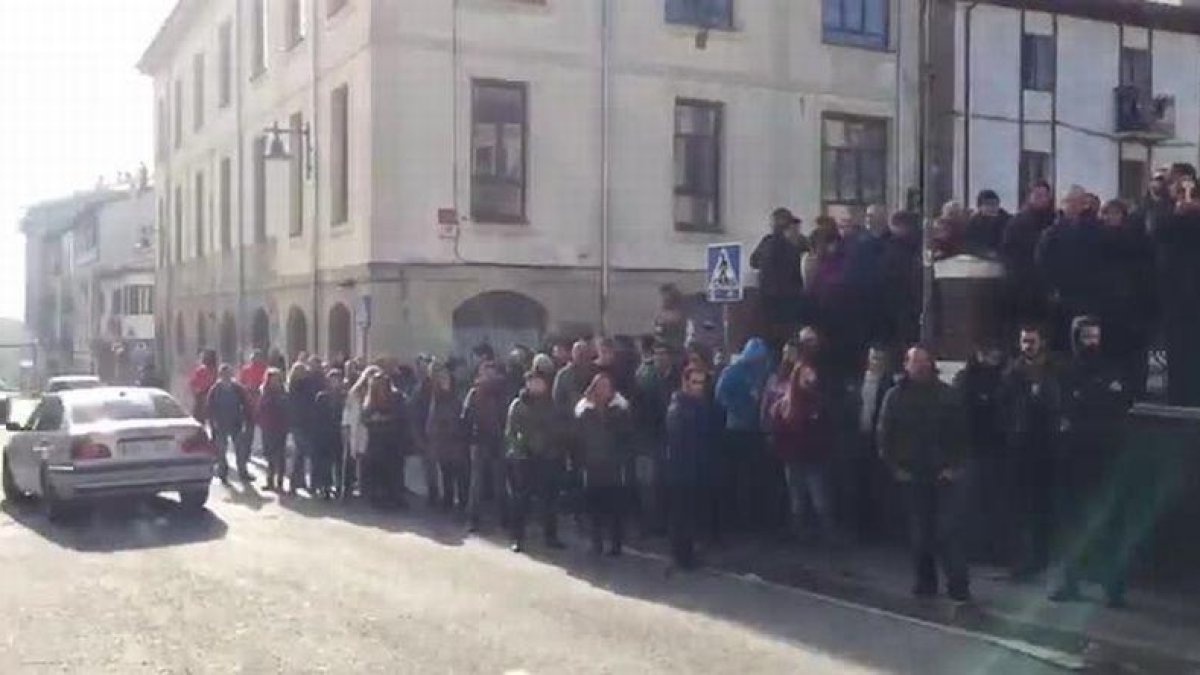 Primeros momentos de tensión y cruce de insultos entre manifestantes y contramanifestantes en Alsasua, este domingo.-JUAN JOSÉ FERNÁNDEZ