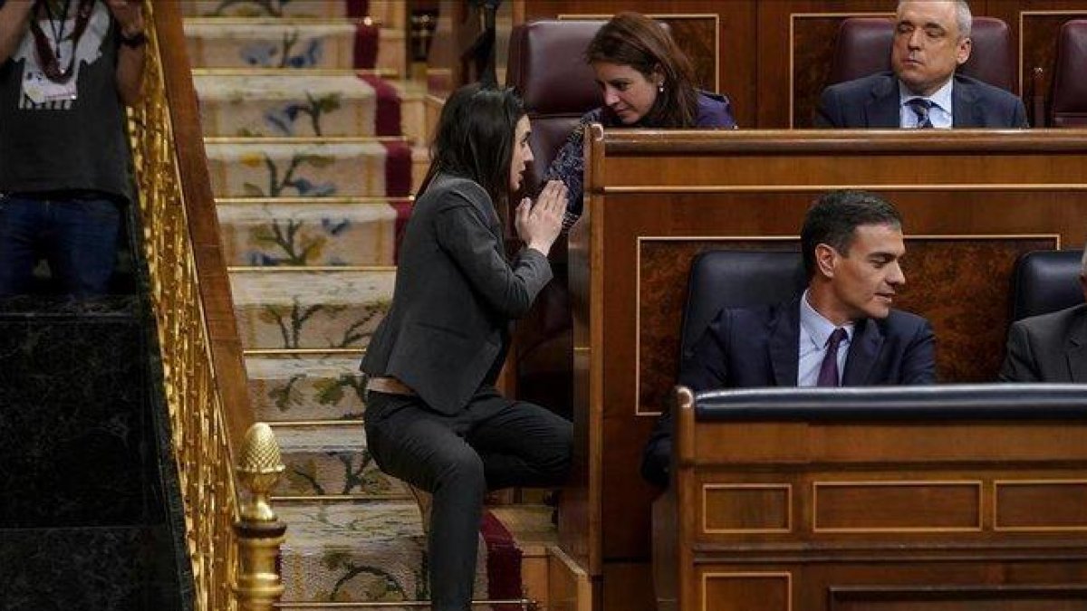 Irene Montero y Adriana Lastra conversan en presencia de Pedro Sánchez, el pasado 12 de febrero en el Congreso de los Diputados.-JOSÉ LUIS ROCA