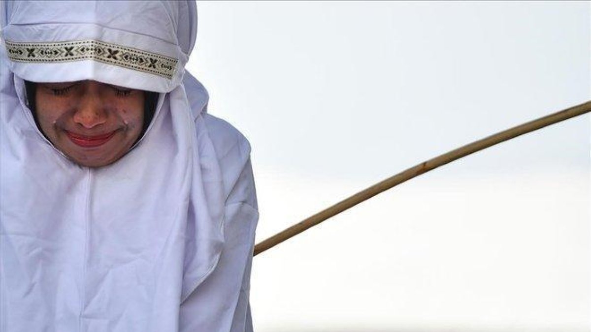 Una mujer llora mientras es azotada, este jueves, en Banda Aceh.-CHAIDEER MAHYUDDIN (AFP)