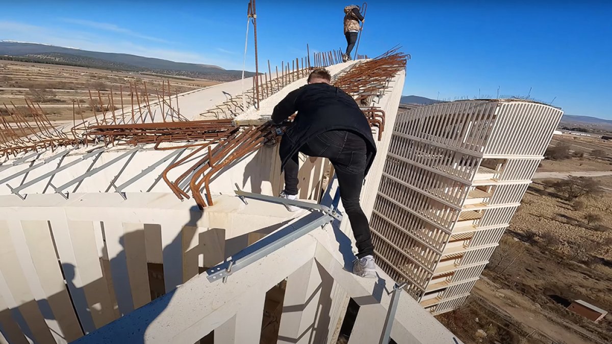 Escalada de los jóvenes haciendo parkour en las Cúpulas. HDS