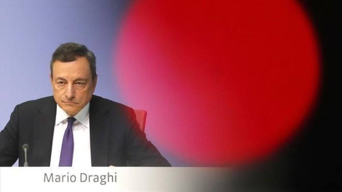 Mario Draghi, presidente del BCE.-KAI PFAFFENBACH
