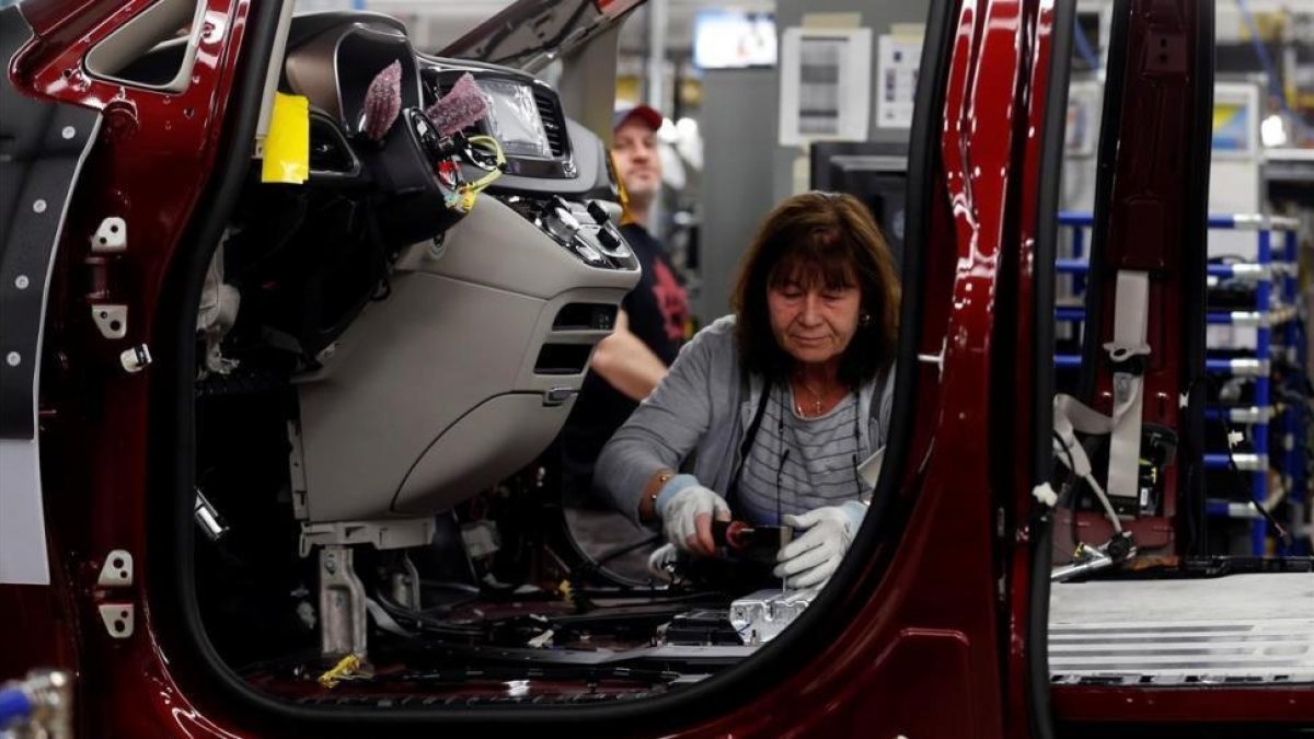 Una trabajadora en una planta de fabricación de automóviles.-/ REBECCA COOK