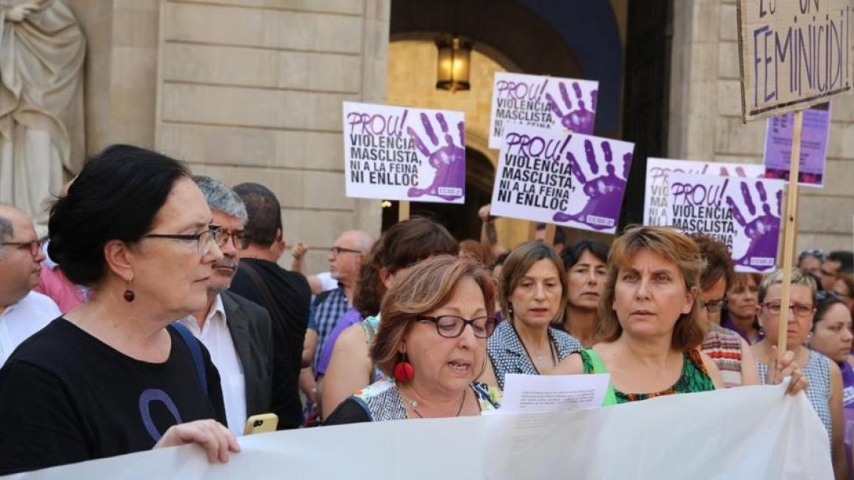 Concentración contra la violencia machista delante del Ayuntamiento de Barcelona.-RICARD CUGAT