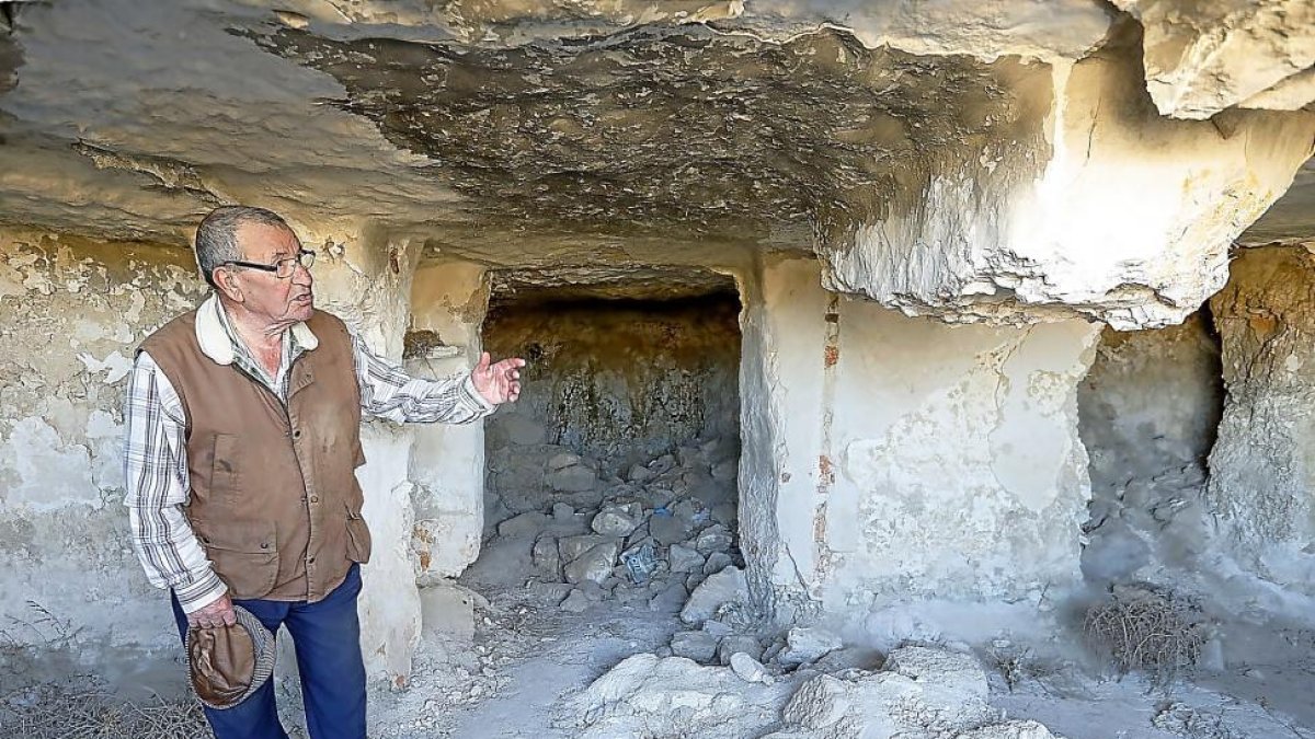 Victoriano Aguado explica cómo se distribuía una casa cueva, donde residió más de diez años.-J. M. LOSTAU