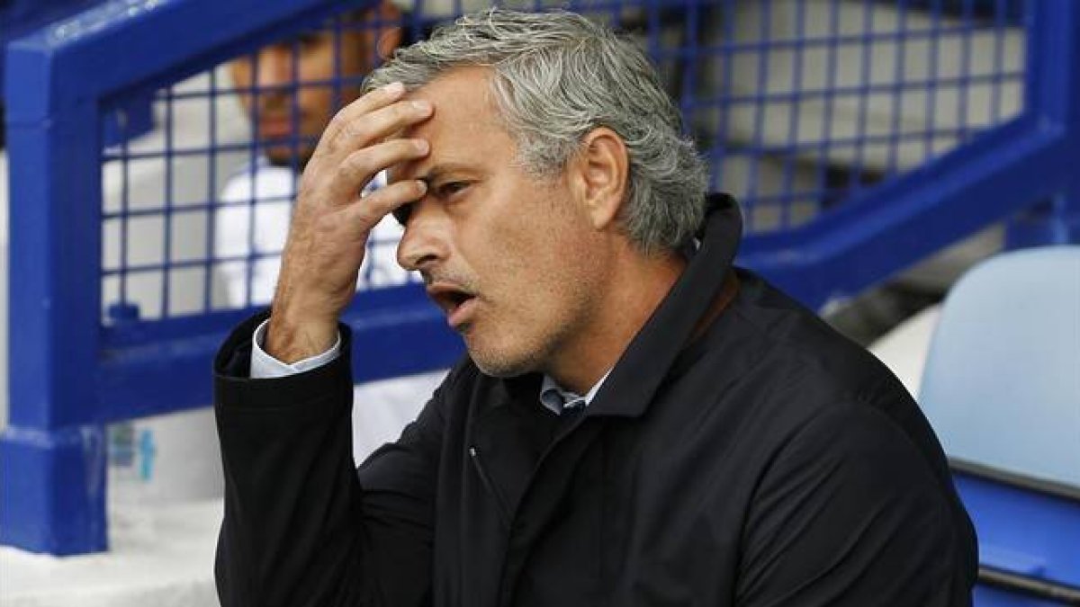Mourinho se lamenta durante el partido en el campo del Everton.-Foto: REUTERS / ED SYKES