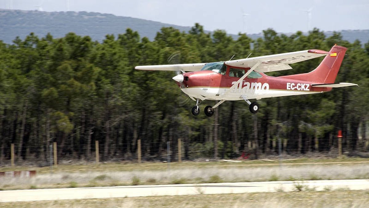 Aterrizaje de uno de los vuelos de vigilancia de Avimón. / VALENTÍN GUISANDE-