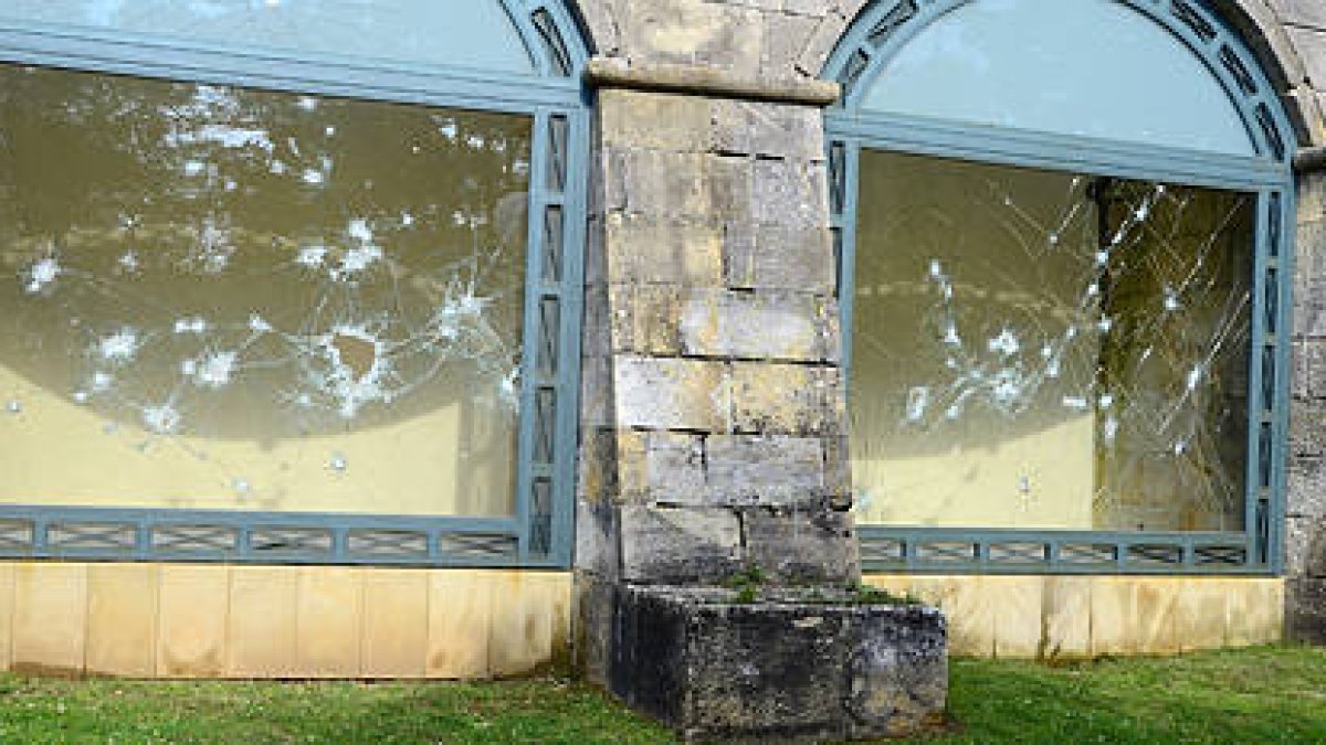 Imagen de archivo de las cristaleras del Castillo tras un acto vandálico. / VALENTÍN GUISANDE-