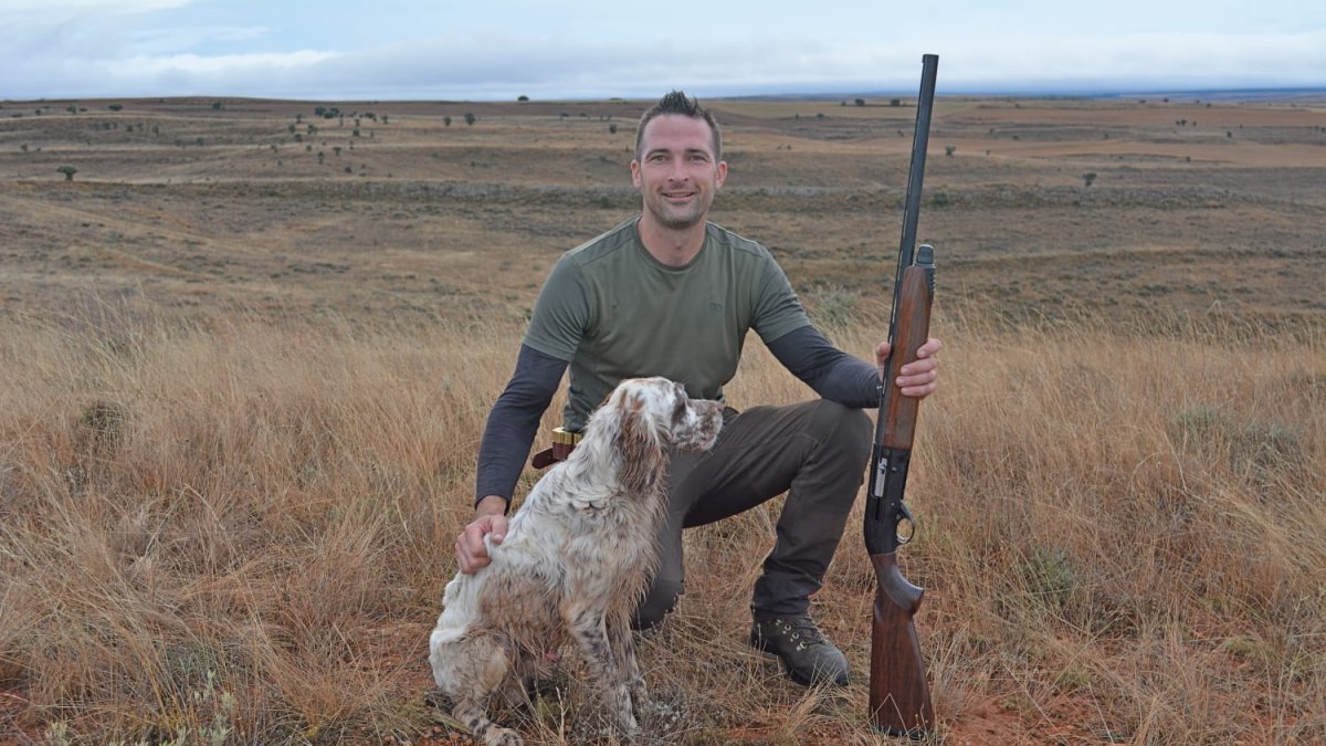 Ismael Miranda y su perro posa como campeón provincial. HDS
