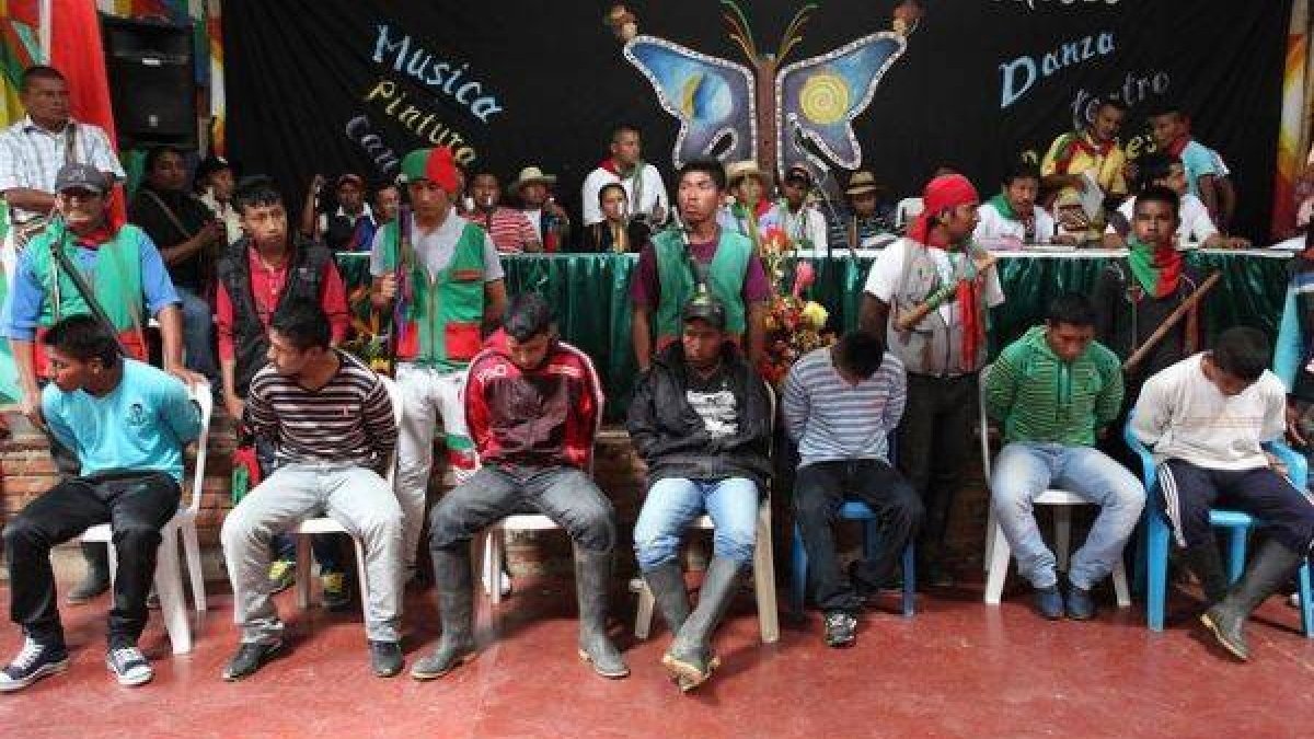 Los siete guerrilleros de las FARC durante el juicio del tribunal indígena.-Foto: REUTERS