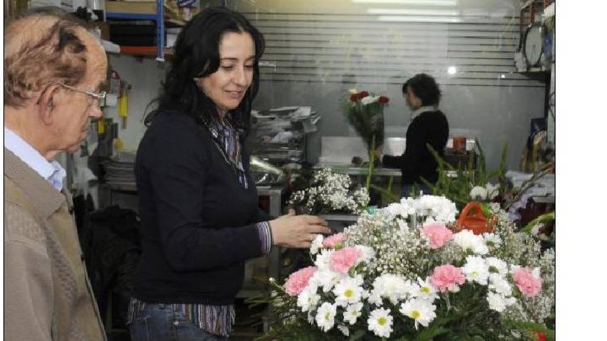 Venta de flores en un establecimiento de la capital. / VALENTÍN GUISANDE-