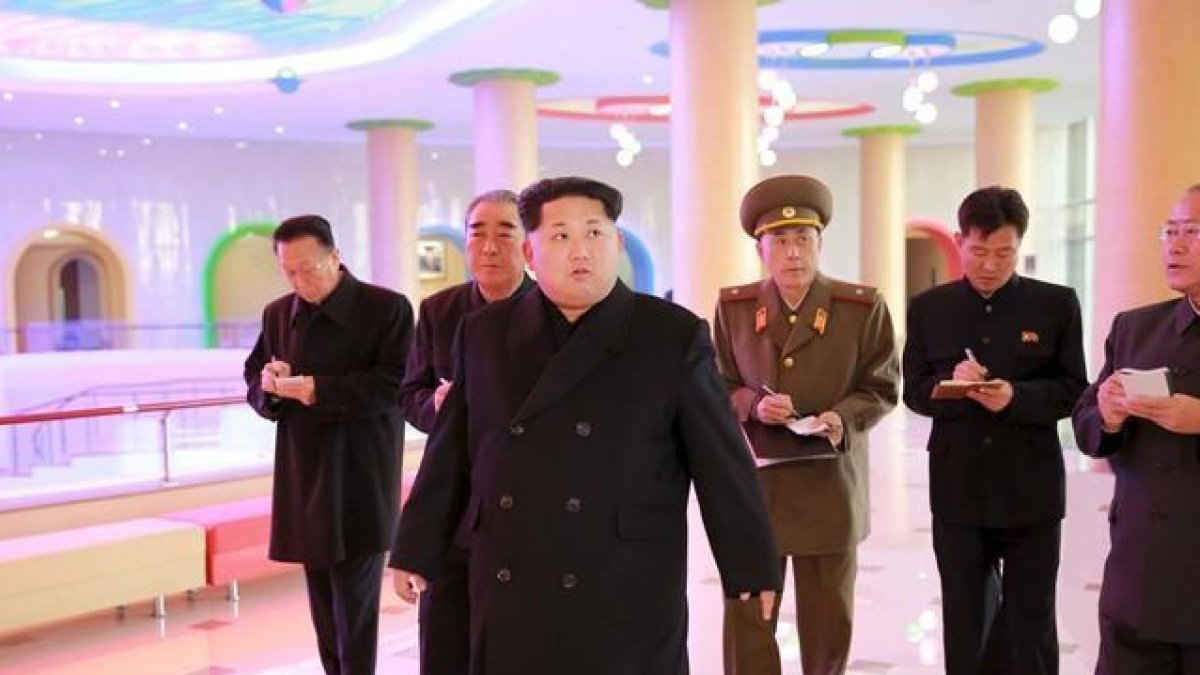 El líder de Corea del Norte, Kim Jong-un, acompañado de su séquito, en Piongyang.-REUTERS / KCNA