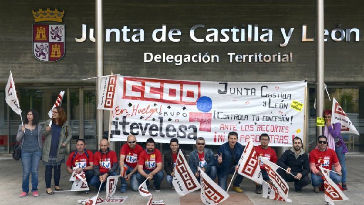 Protesta de los trabajadores de la ITV en Soria frente a la Delegación de la Junta, en una imagen de ayer por la mañana.-ALVARO MARTÍNEZ