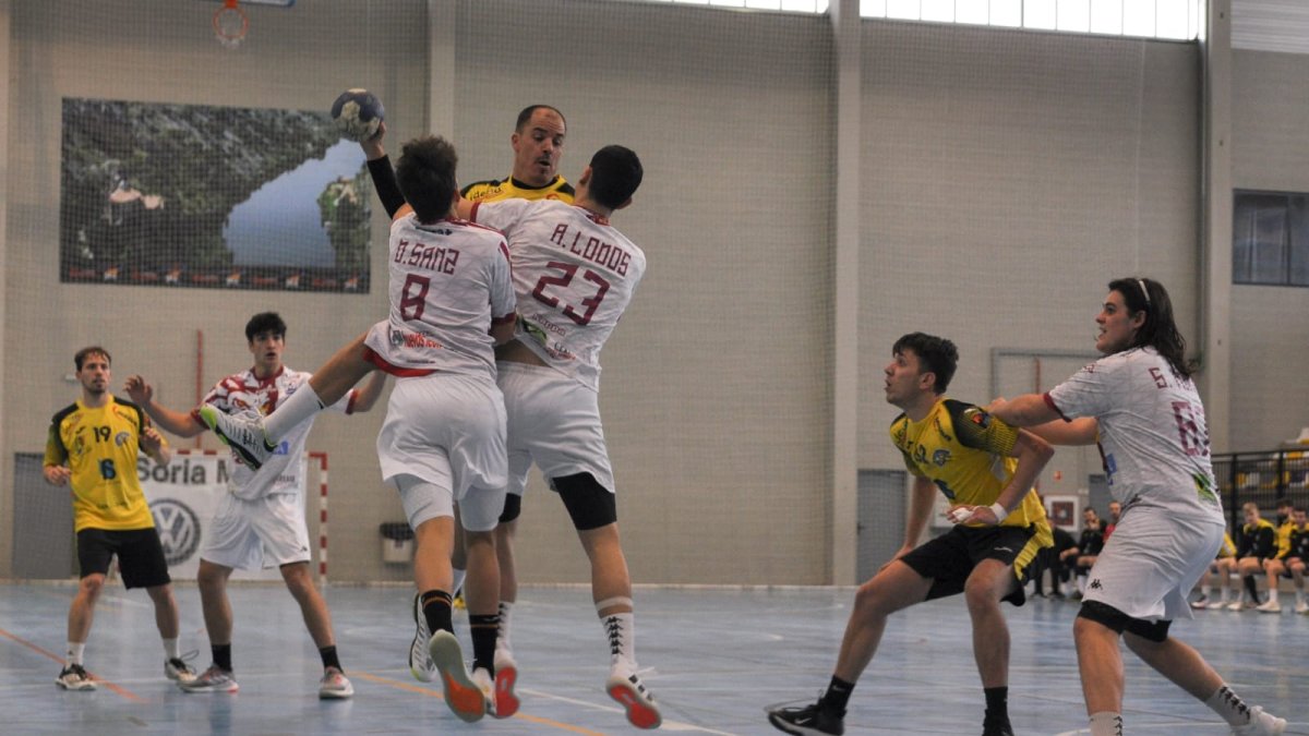 Javi Castillo ante dos rivales. HDS