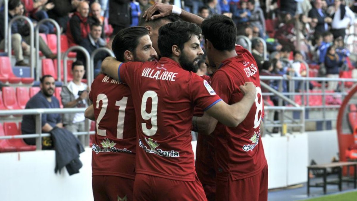 Villalibre se abraza con sus compañeros para celebrar el gol que a la postre daría el triunfo al Numancia.-María Ferrer