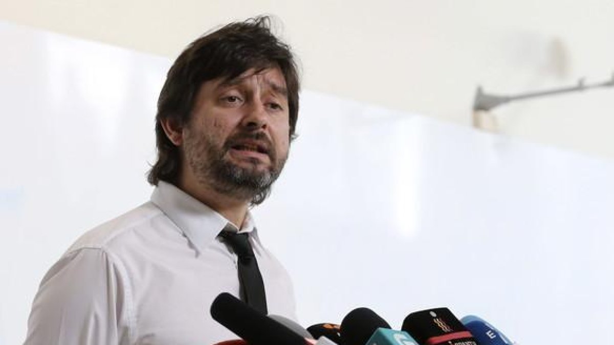 El dirigente de Podemos, Rafael Mayoral, en una rueda de prensa.-/ AGR (EFE / BALLESTEROS)