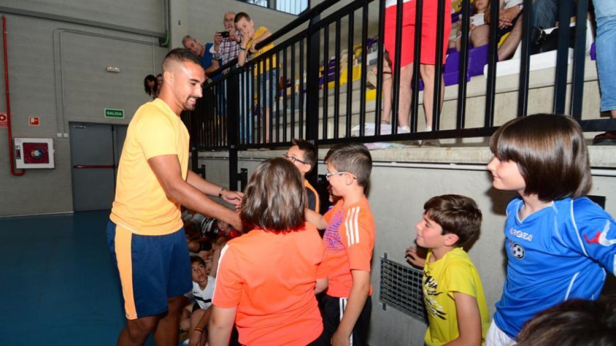 Sergio Asenjo durante la visita a los niños de su campus.-ÁLVARO MARTINEZ