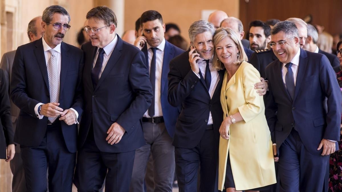 Grande-Marlaska, junto al presidente de la Generalitat Ximo Puig y la consellera Gabriela Bravo, en un acto en València este martes.-MIGUEL LORENZO