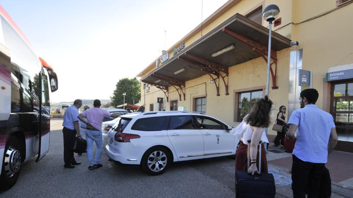 Los viajeros del tren Madrid–Soria del viernes cambiaron el andén por el aparcamiento.-VALENTÍN GUISANDE