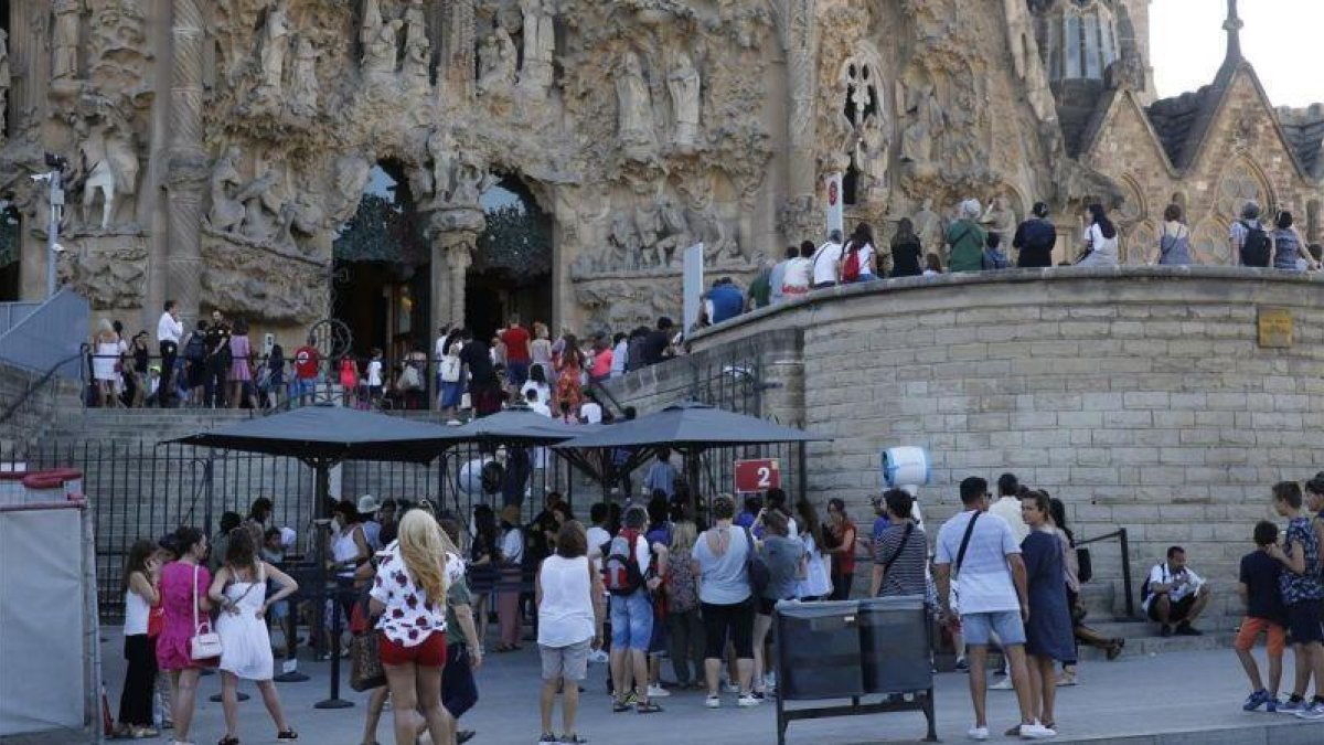 Turistas en las inmediaciones de la Sagrada Familia.-ALVARO MONGE