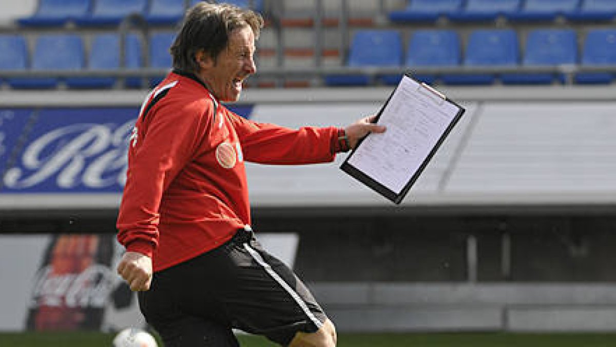 El técnico del Numancia, Juan Antonio Anquela. / VALENTÍN GUISANDE-