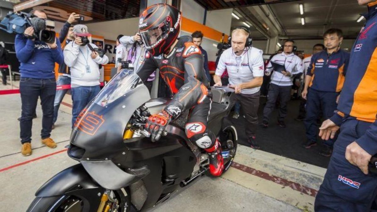 El tricampeón mallorquín de MotoGP, Jorge Lorenzo, ha estrenado hoy su Honda RC213V en el circuito de Valencia.-MIGUEL LORENZO