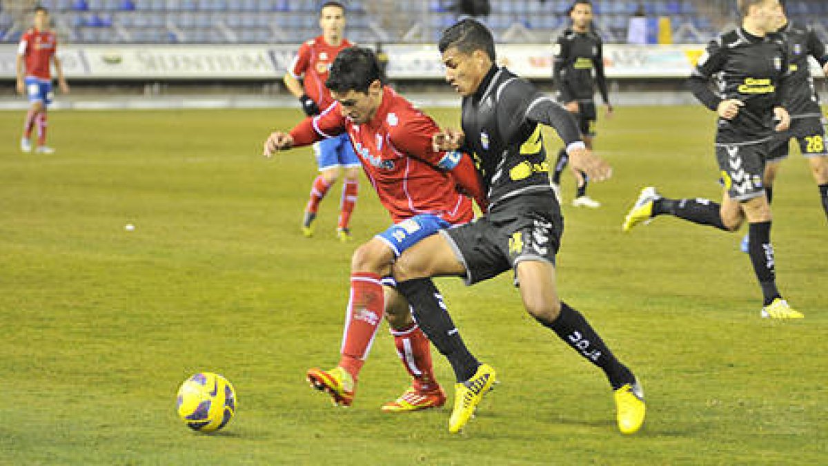 Del Pino se perfila como la única novedad en el once del Numancia con respecto al equipo que jugó en Córdoba. / DIEGO MAYOR-