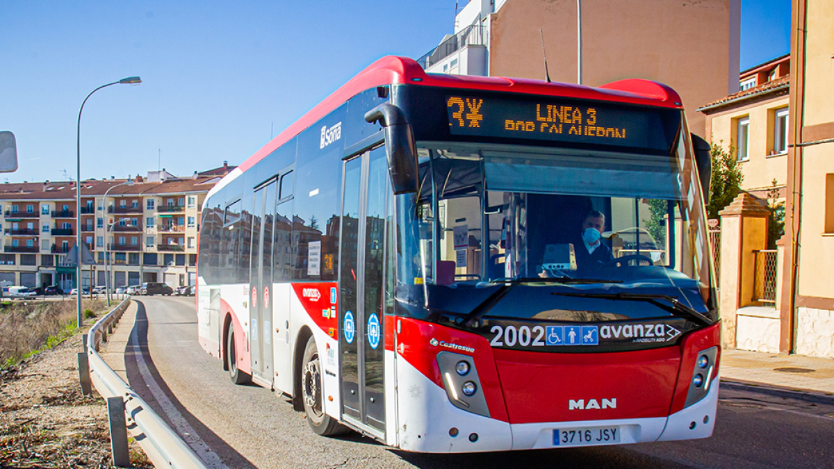 Autobus urbano por las calles de la ciudad. MARIO TEJEDOR