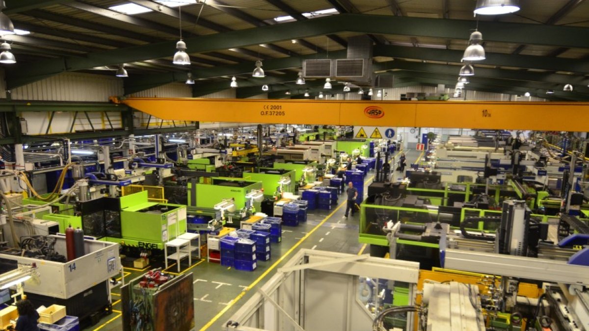 Interior de la planta de Fico Mirrors en una imagen de archivo. HDS