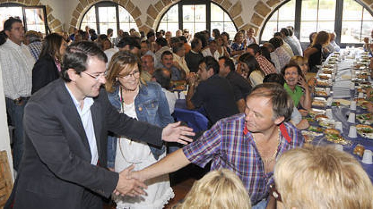 Fernández Mañueco saluda a unos de los miembros del PP en la comida del Día del Interventor. / V.G-