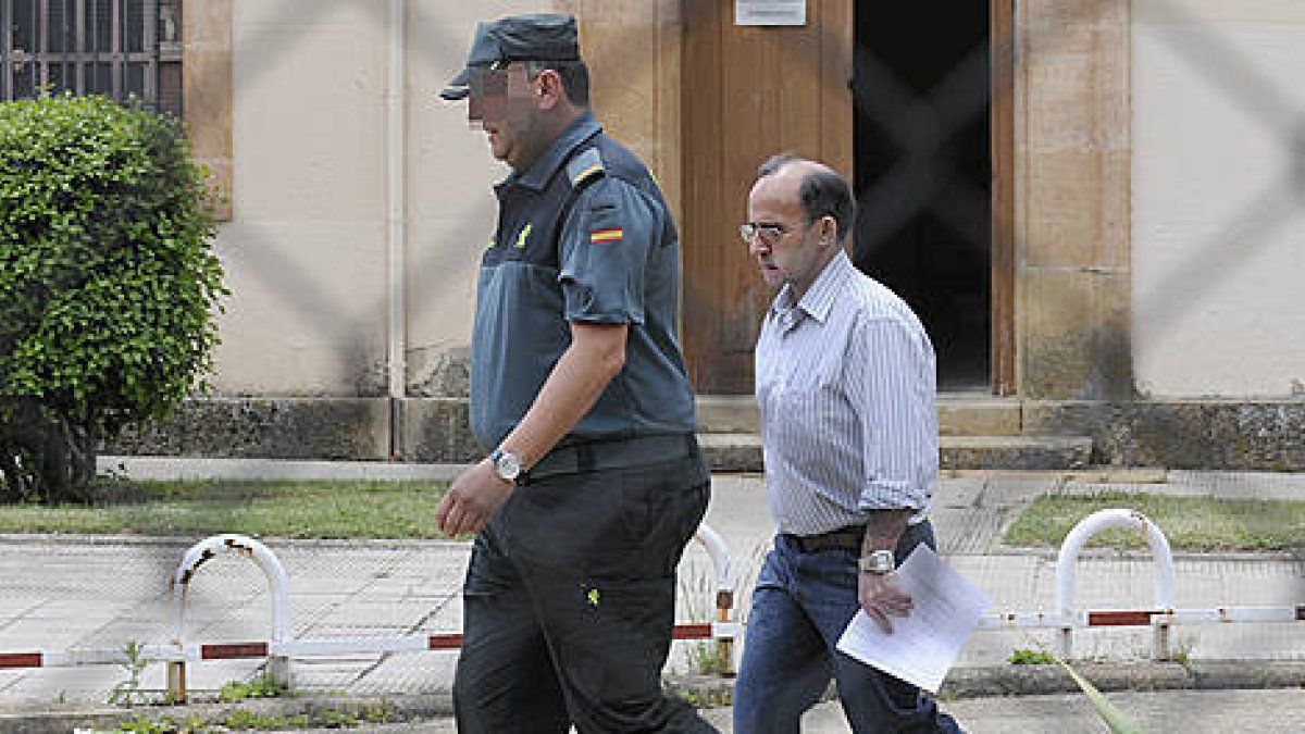 Joaquín Fernández Blázquez saliendo de la cárcel en junio. / V. GUISANDE-