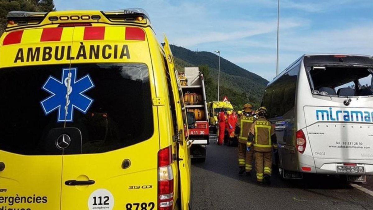 Efectivos de emergencias trabajan en el accidente de la C-17 a la altura de La Garriga.-