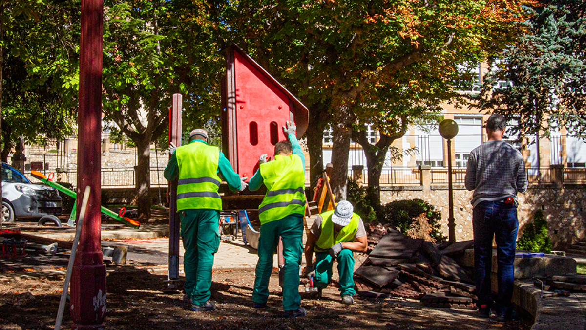 Desmontaje de los columpios del parque de La Arboleda para su reforma en una imagen de archivo. MARIO TEJEDOR