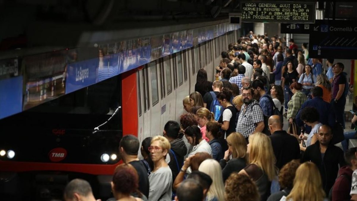 Estación de la Sagrera durante la jornada de huelga.-JOAN CORTADELLAS