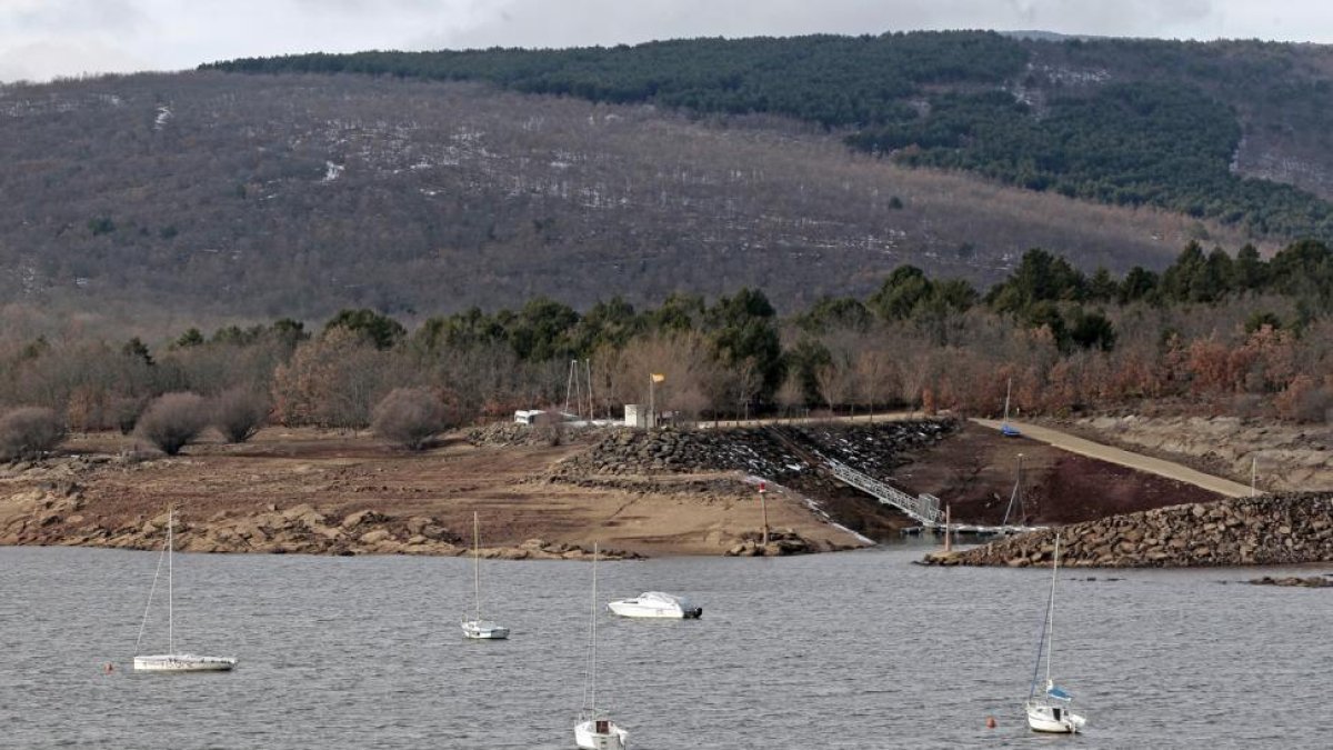 El embalse de Cuerda del Pozo en la mañana de ayer.-MARIO TEJEDOR