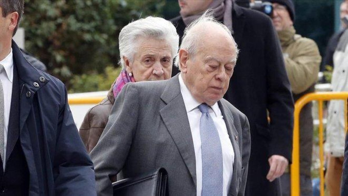Jordi Pujol y Marta Ferrusola, en febrero del 2016-AGUSTÍN CATALÁN