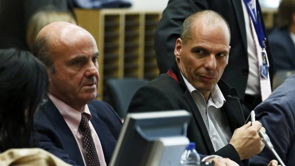 El ministro español de Economía y Competitividad, Luis de Guindos (i), y el ministro de Finanzas griego, Yanis Varufakis (d), asisten a una reunión de los ministros de Finanzas del Eurogrupo en la sede del Consejo Europeo de Bruselas.-Foto: EFE