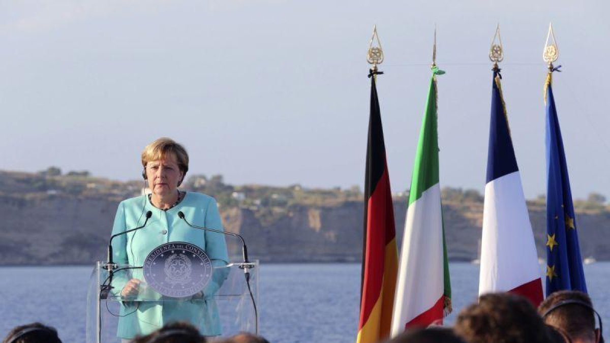 La cancillera alemana en el portaviones Garibaldi.-ROBERTA BASILE / AP